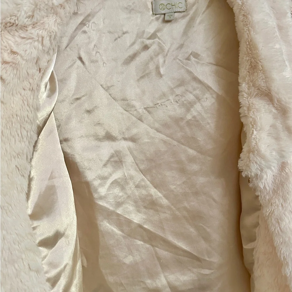 CHIC, GIRLS, OFF-WHITE, FAUX FUR COAT. FULLY LINED, FRONT HOOK CLOSURE. SIZE 8